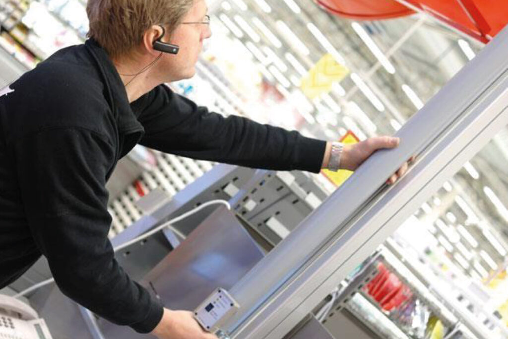 Cápsula neumática trasladando efectivo desde caja a bóveda en supermercado ecuatoriano